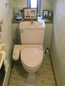 壁を補強し安心の手すり付のトイレへ　TOTO GG-800